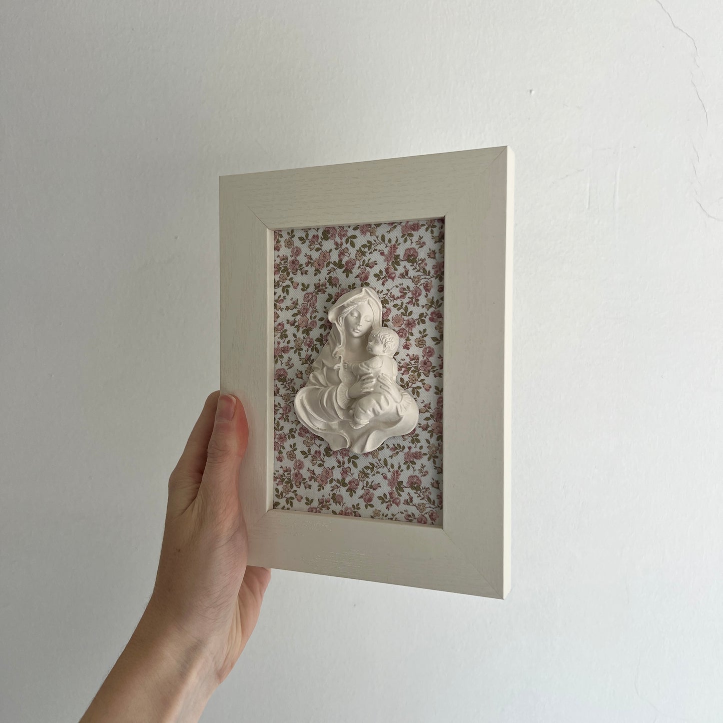 PRE-VENTA Cuadro Virgen de la Familia - Flores rosa empolvado (marco blanco) | Se enviará el miércoles 10 de diciembre