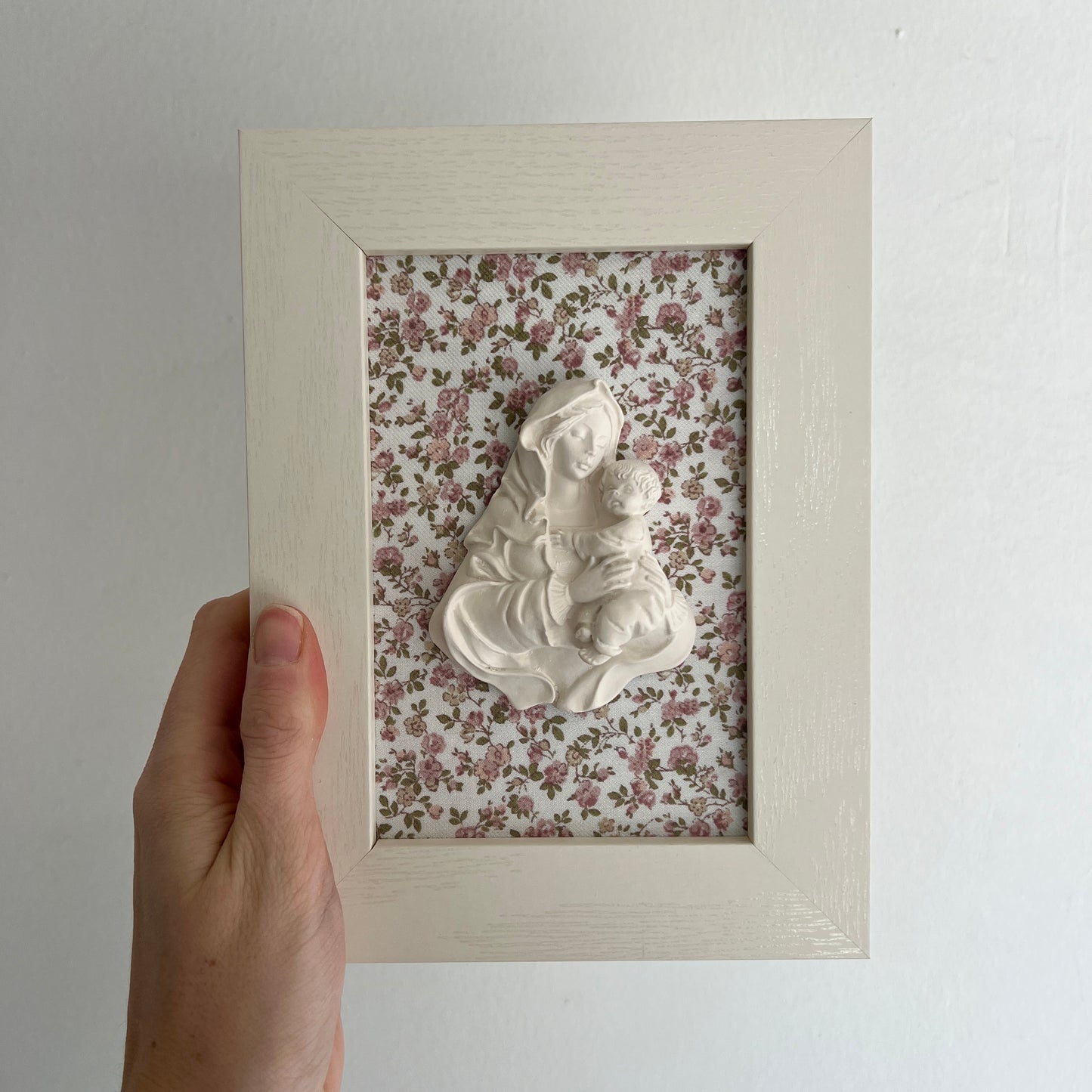 PRE-VENTA Cuadro Virgen de la Familia - Flores rosa empolvado (marco blanco) | Se enviará el miércoles 10 de diciembre