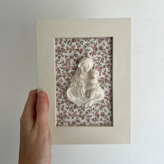 PRE-VENTA Cuadro Virgen de la Familia - Flores rosa empolvado (marco blanco) | Se enviará el miércoles 10 de diciembre