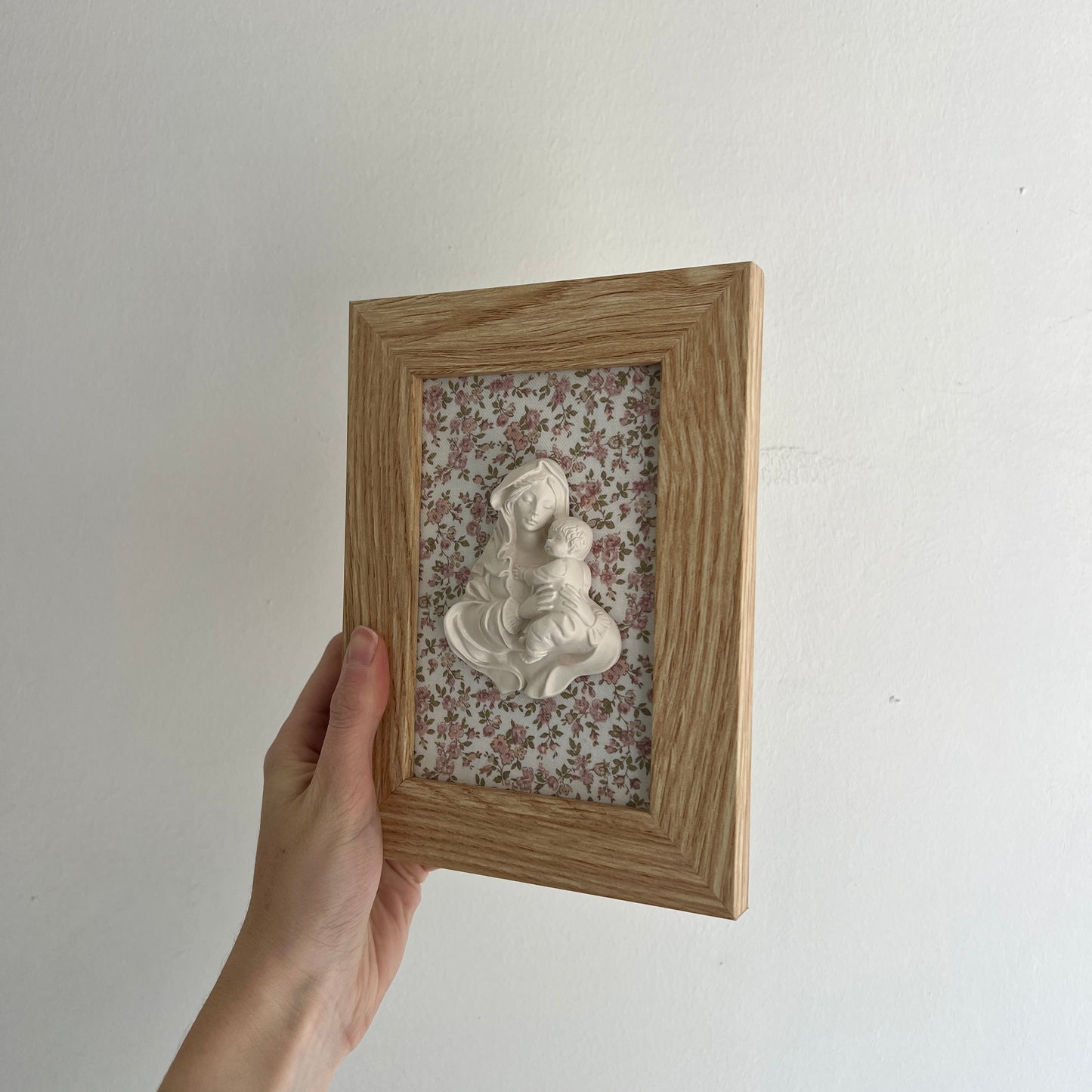 PRE-VENTA Cuadro Virgen de la Familia - Flores rosa empolvado (marco madera) | Se enviará el miércoles 10 de diciembre