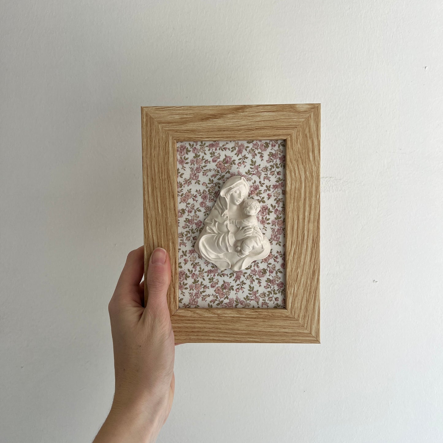 PRE-VENTA Cuadro Virgen de la Familia - Flores rosa empolvado (marco madera) | Se enviará el miércoles 10 de diciembre