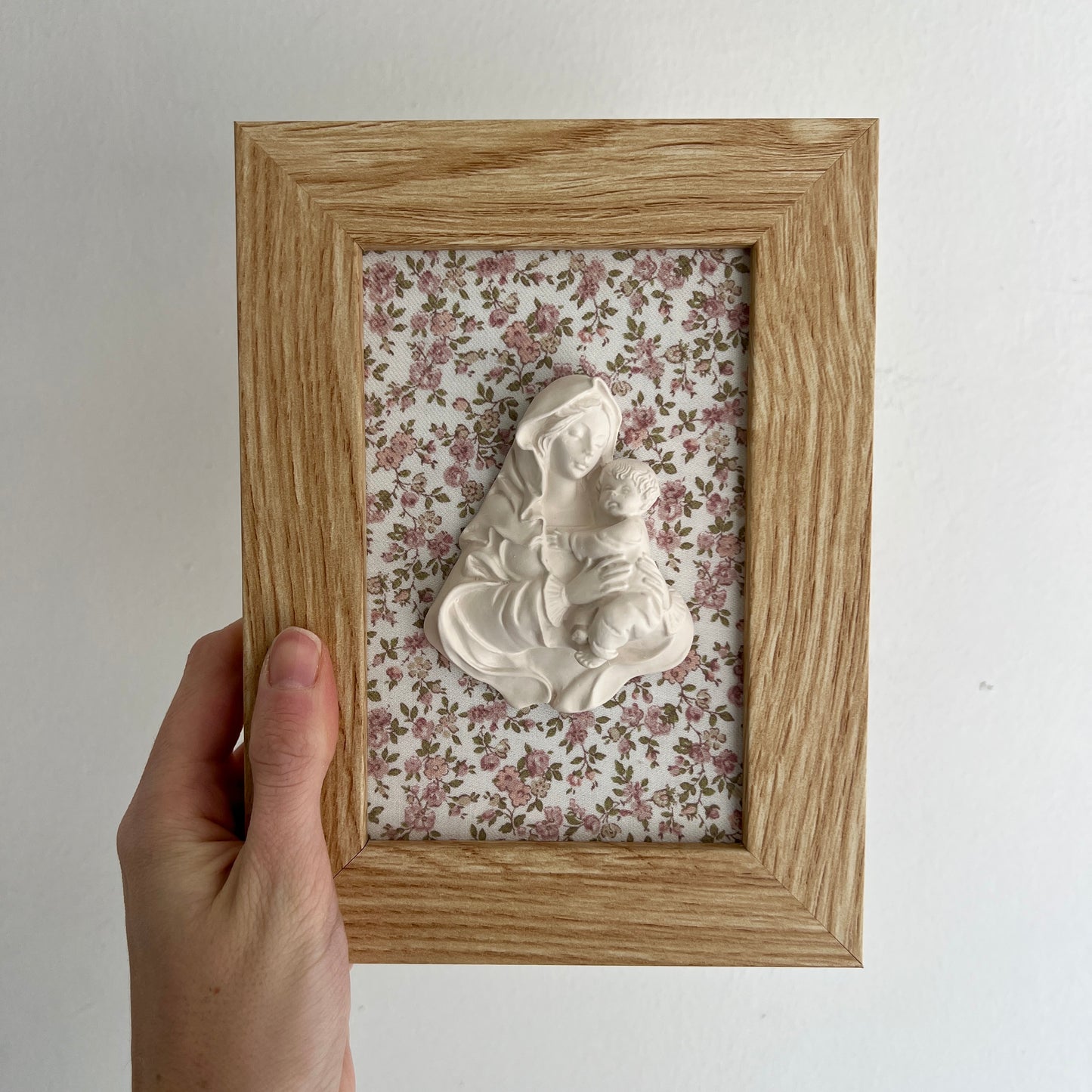 PRE-VENTA Cuadro Virgen de la Familia - Flores rosa empolvado (marco madera) | Se enviará el miércoles 10 de diciembre