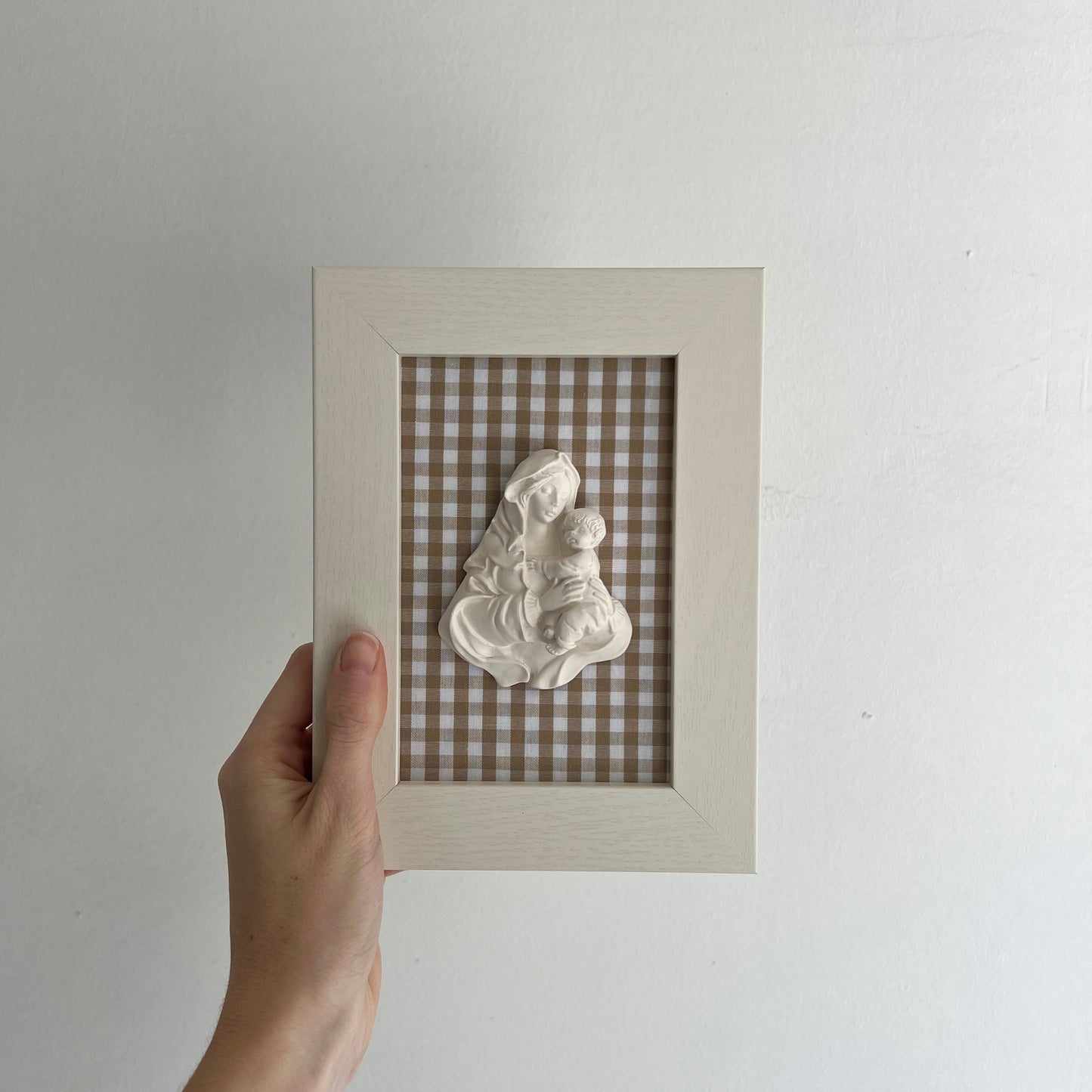 PRE-VENTA Cuadro Virgen de la Familia - Vichy beige (marco blanco) | Se enviará el miércoles 10 de diciembre