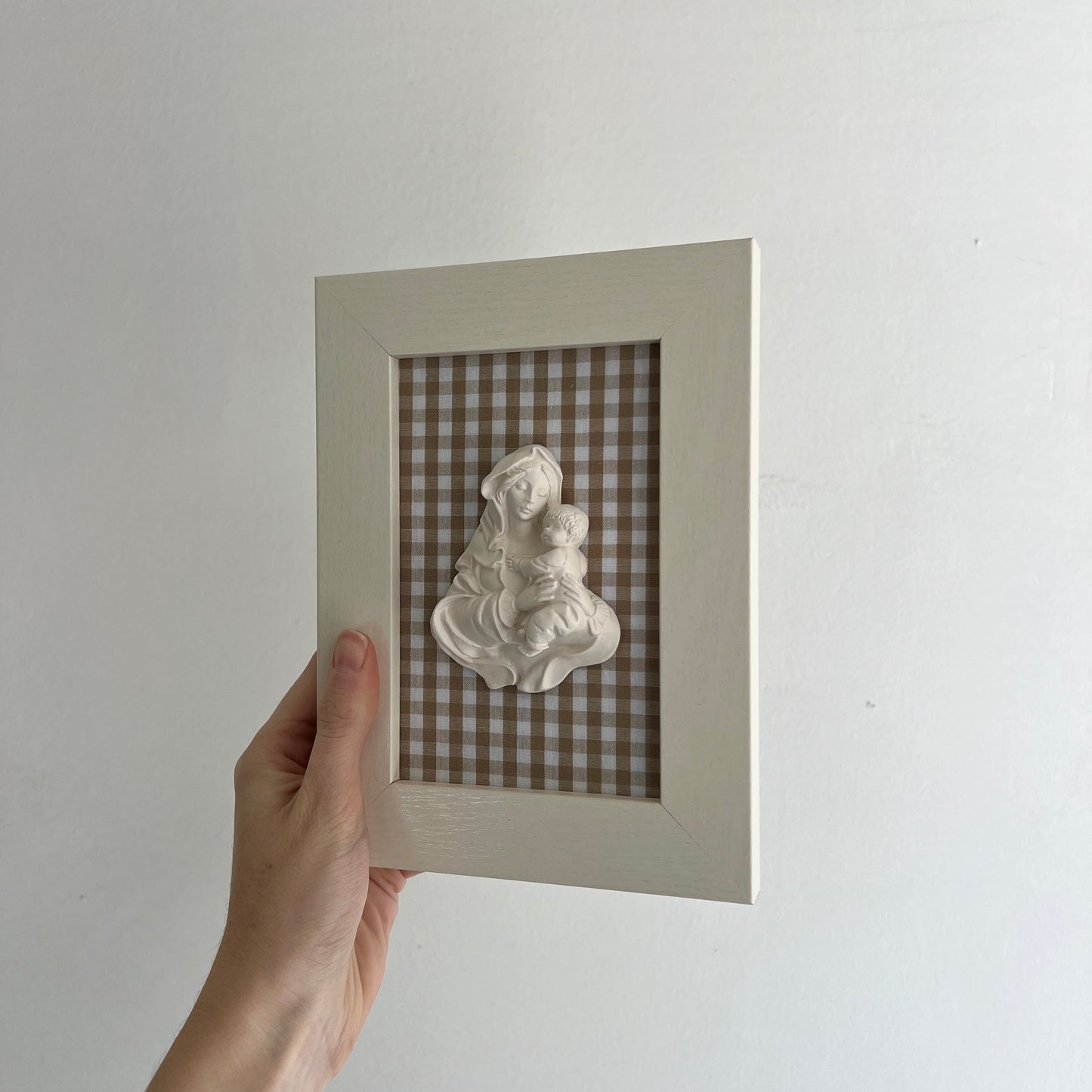 PRE-VENTA Cuadro Virgen de la Familia - Vichy beige (marco blanco) | Se enviará el miércoles 10 de diciembre