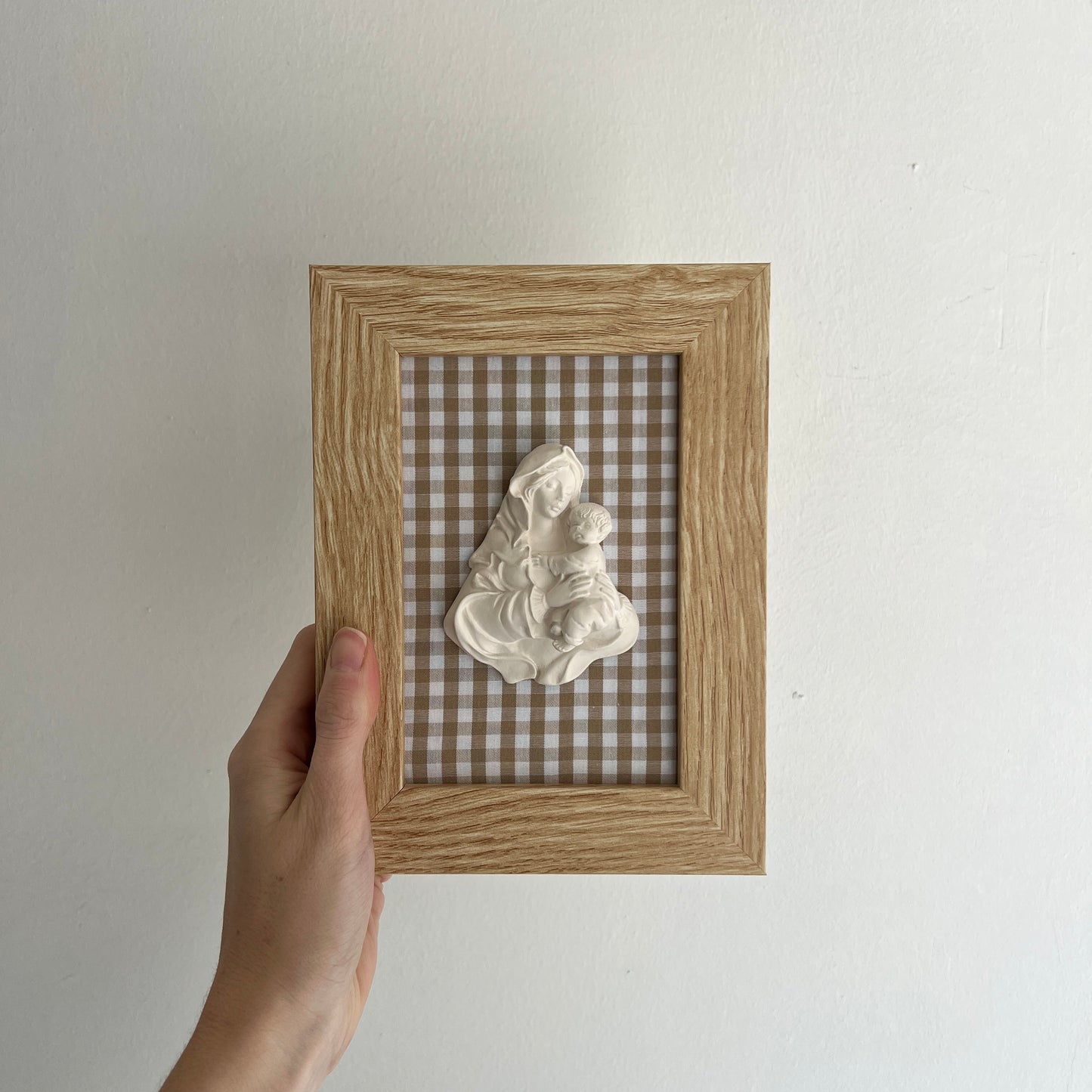 PRE-VENTA Cuadro Virgen de la Familia - Vichy beige (marco madera) | Se enviará el miércoles 10 de diciembre